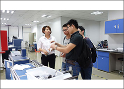 深圳大學(xué)劉老師帶學(xué)生來(lái)深圳科晶考察設(shè)備